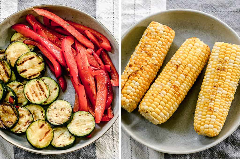 Dua gambar yang menunjukkan zucchini panggang, paprika, dan jagung untuk BBQ Chicken Bowl.