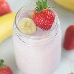 Strawberry Banana Protein Smoothie | Smager bedre fra bunden