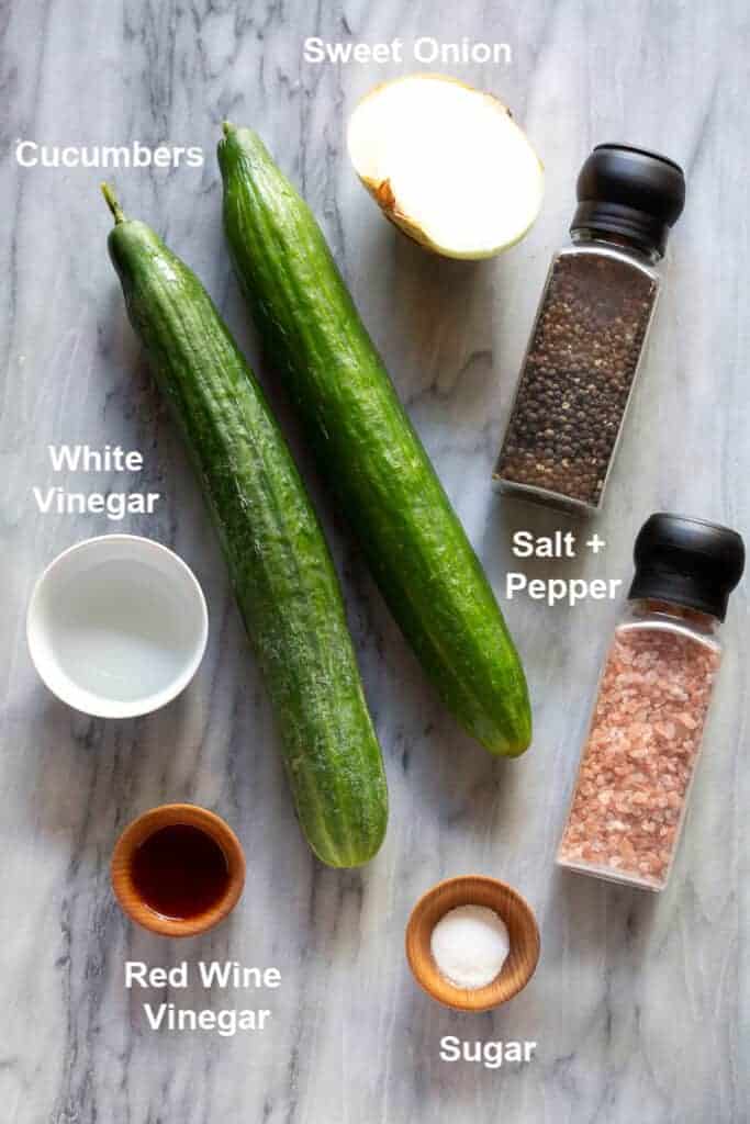 Ingrédients étiquetés nécessaires pour la salade d'oignons et de concombres.