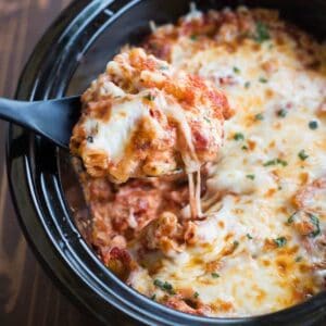The creamy, sauce-y cheese ziti that you love, made in your slow cooker! | tastesbetterfromscratch.com