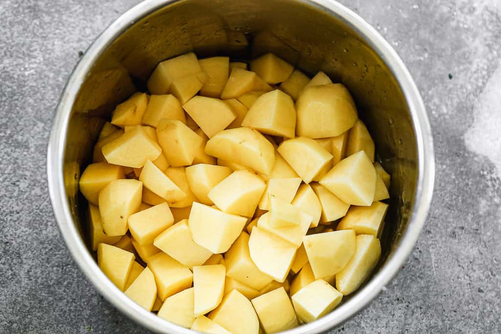 Pommes de terre en cubes dans le bol d'un pot instantané.