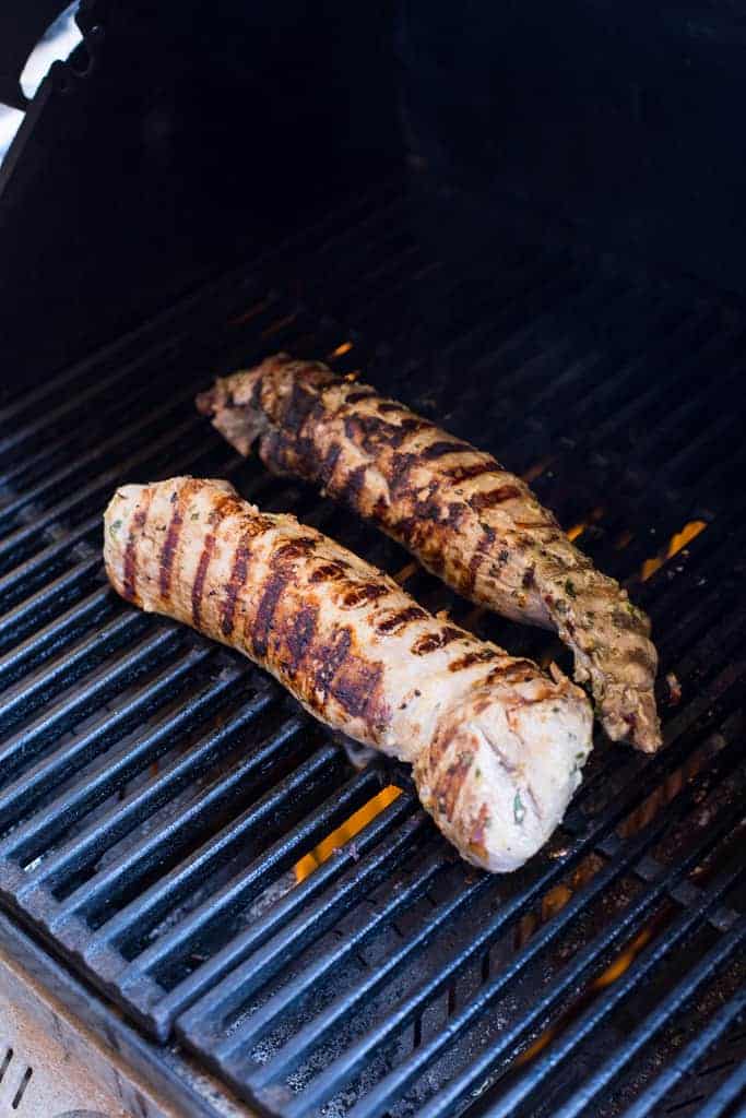 Dos lomos de cerdo quemados en una parrilla de gas.