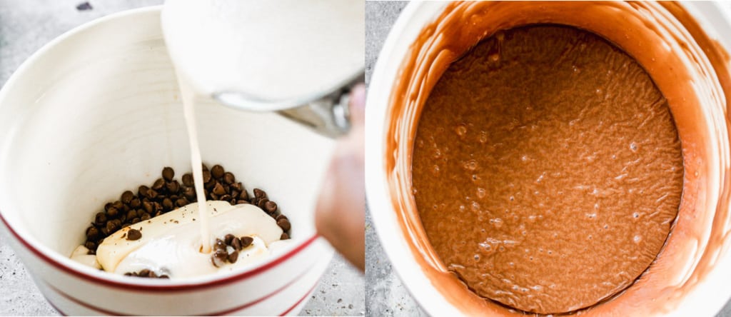 Le mélange de guimauve fondu chaud est versé sur des pépites de chocolat et du beurre dans un bol, puis mélangé pour faire du fudge.
