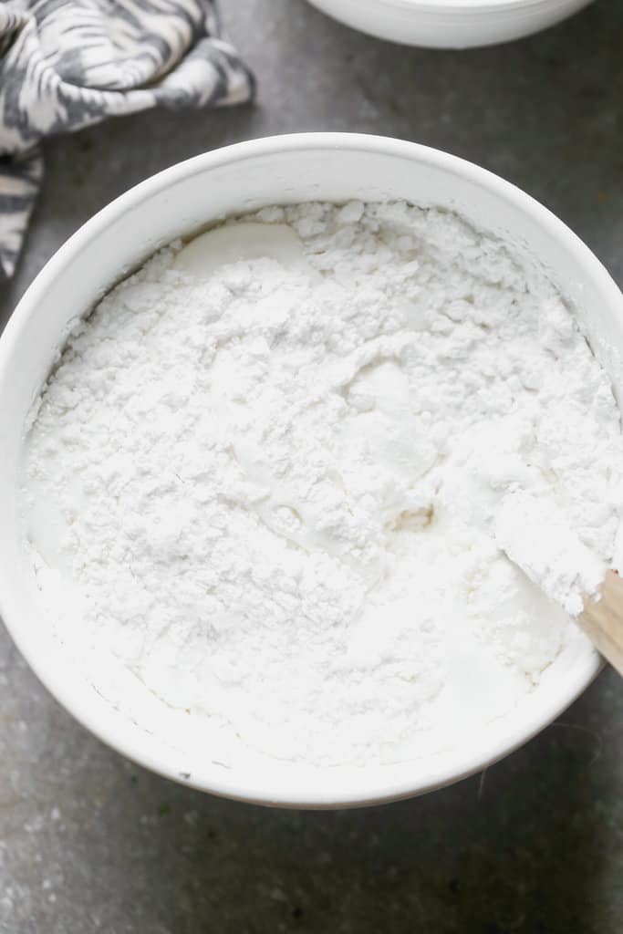 Semangkuk fondant marshmallow dengan gula bubuk di atasnya.