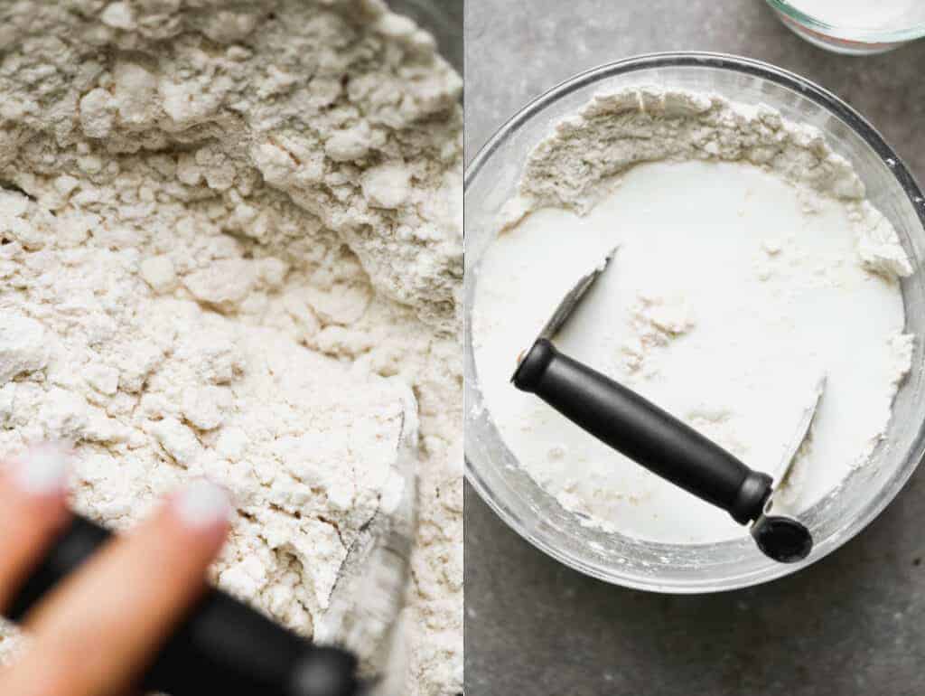 Deux photos de processus pour faire de la pâte de biscuits aux anges, y compris la coupe du beurre dans un mélange de farine, puis l'ajout de babeurre.