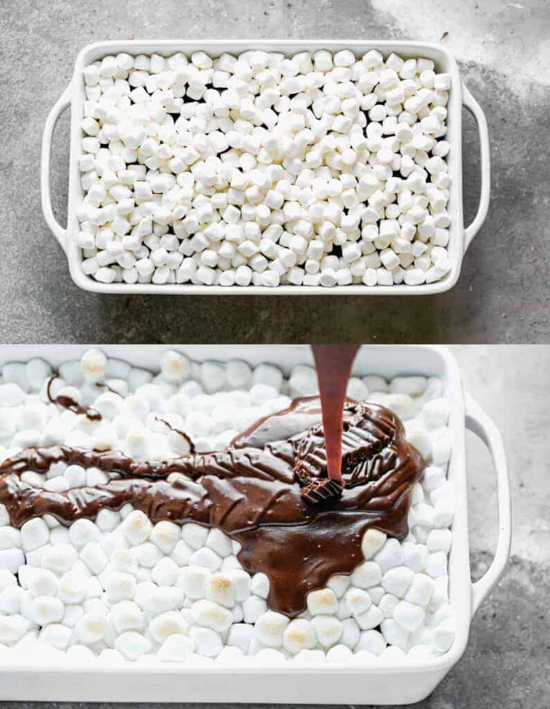 Deux photos de processus pour ajouter des guimauves et un glaçage au chocolat chaud à un gâteau à la boue du Mississippi cuit dans un moule de 9 x 13 pouces.