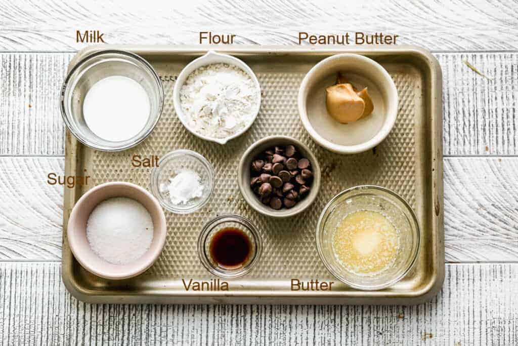 Les ingrédients nécessaires pour faire un gâteau au beurre d'arachide.