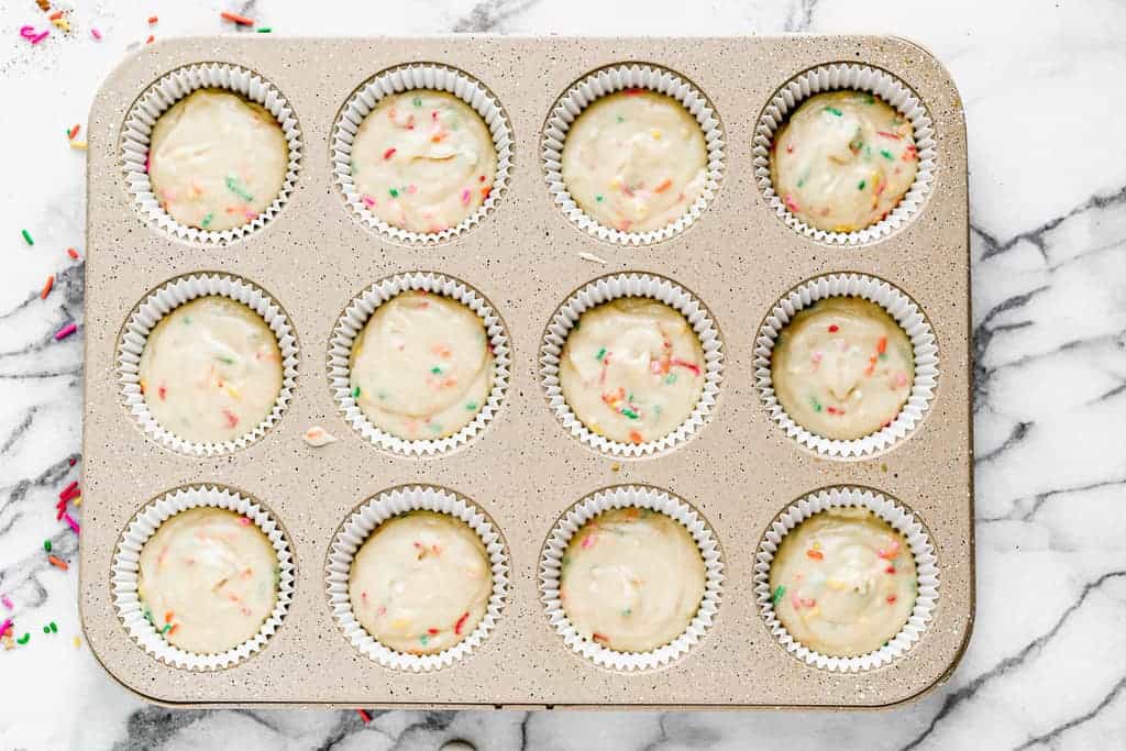 Cupcake con zuccherini colorati (funfetti cupcakes) e frosting
