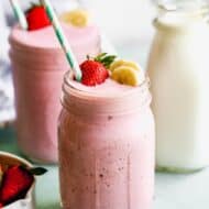 A pint jar filled with Strawberry Banana Smoothie.