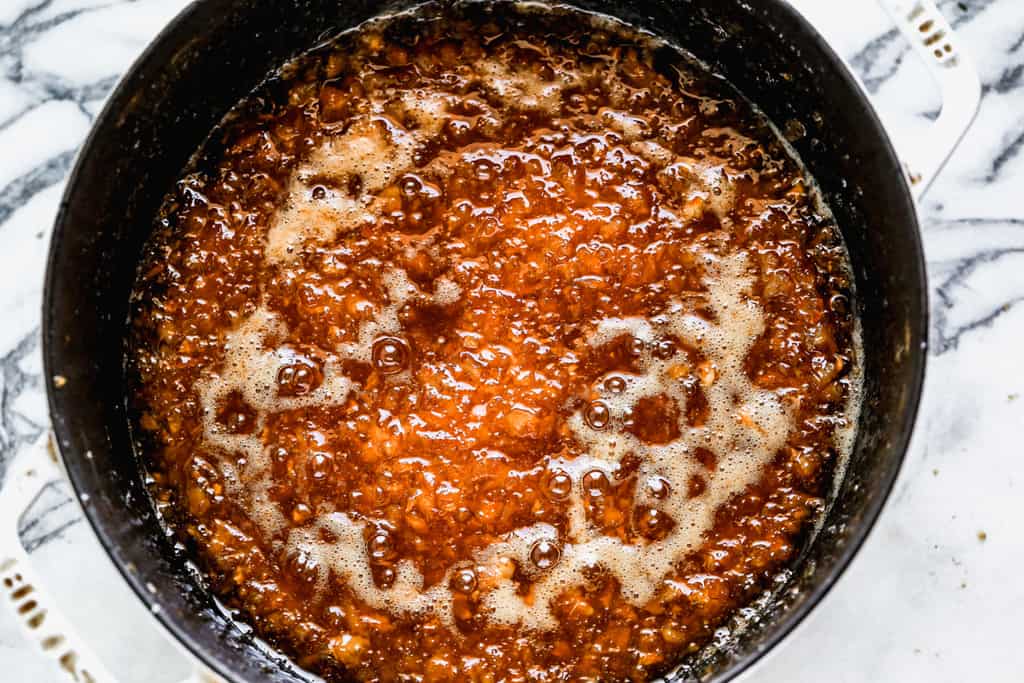 Marmelade d'orange cuisson et épaississement dans une casserole.