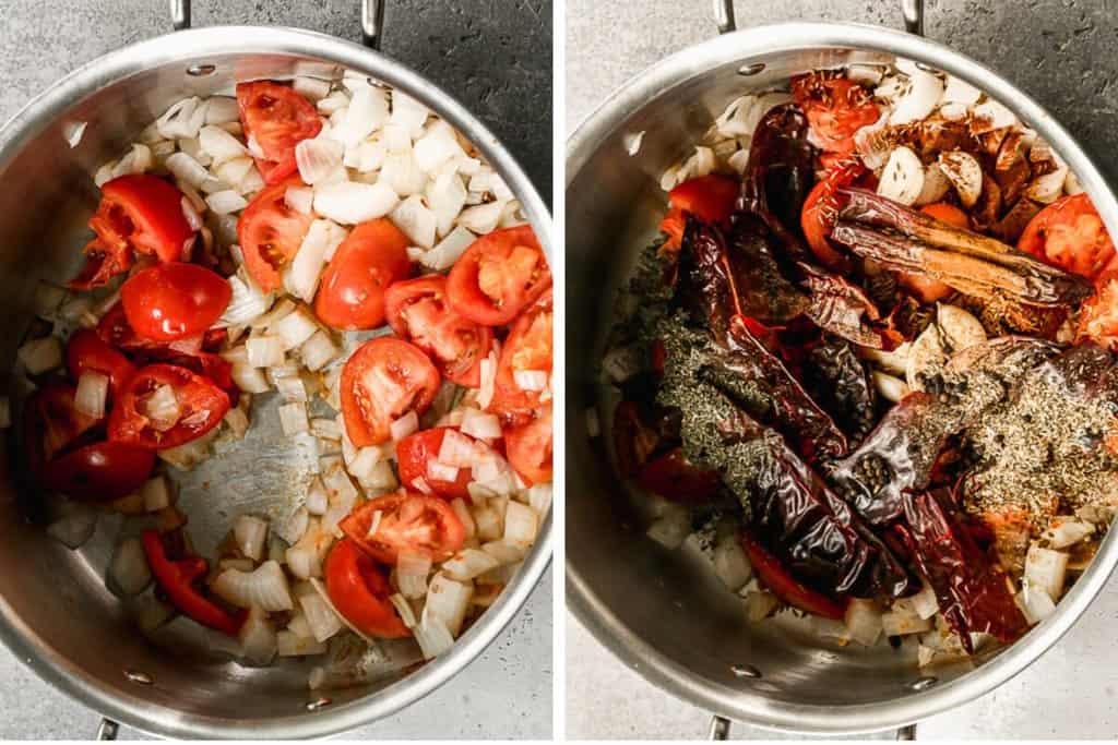 Tomates et oignons dans une grande casserole, puis épices et piments séchés ajoutés pour faire du birria consommé.