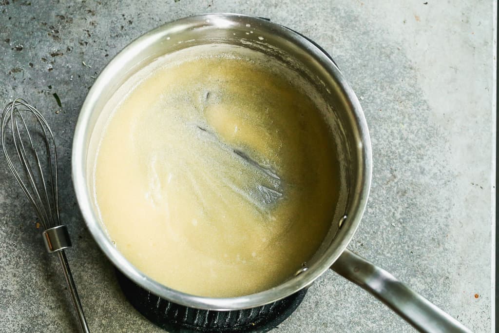 Mentega dan tepung digabungkan dalam panci untuk membuat roux untuk saus bechamel untuk Homemade Lasagna.