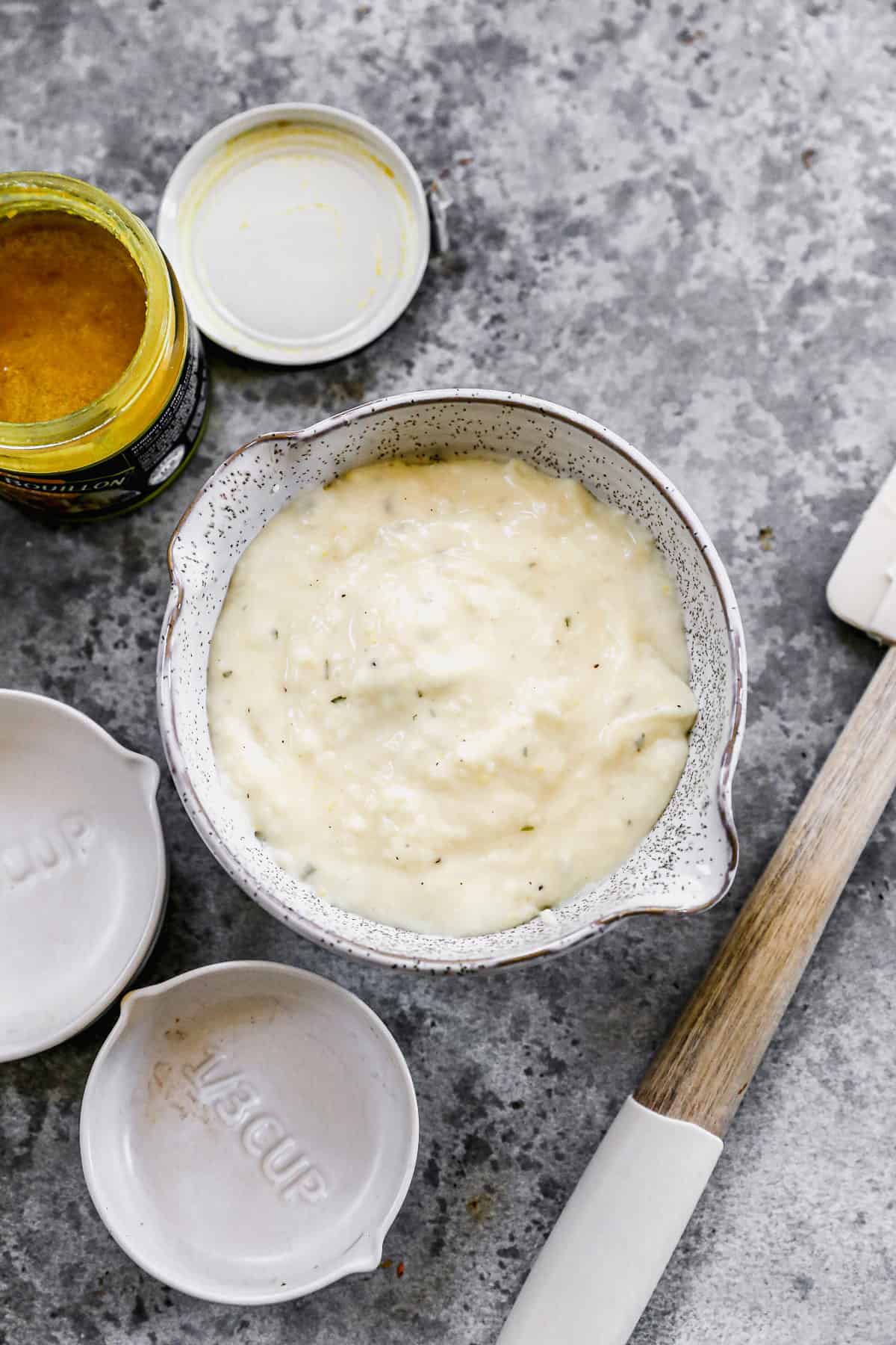 Semangkuk Krim Pengganti Sup Ayam di atas meja, siap digunakan dalam resep favorit Anda.