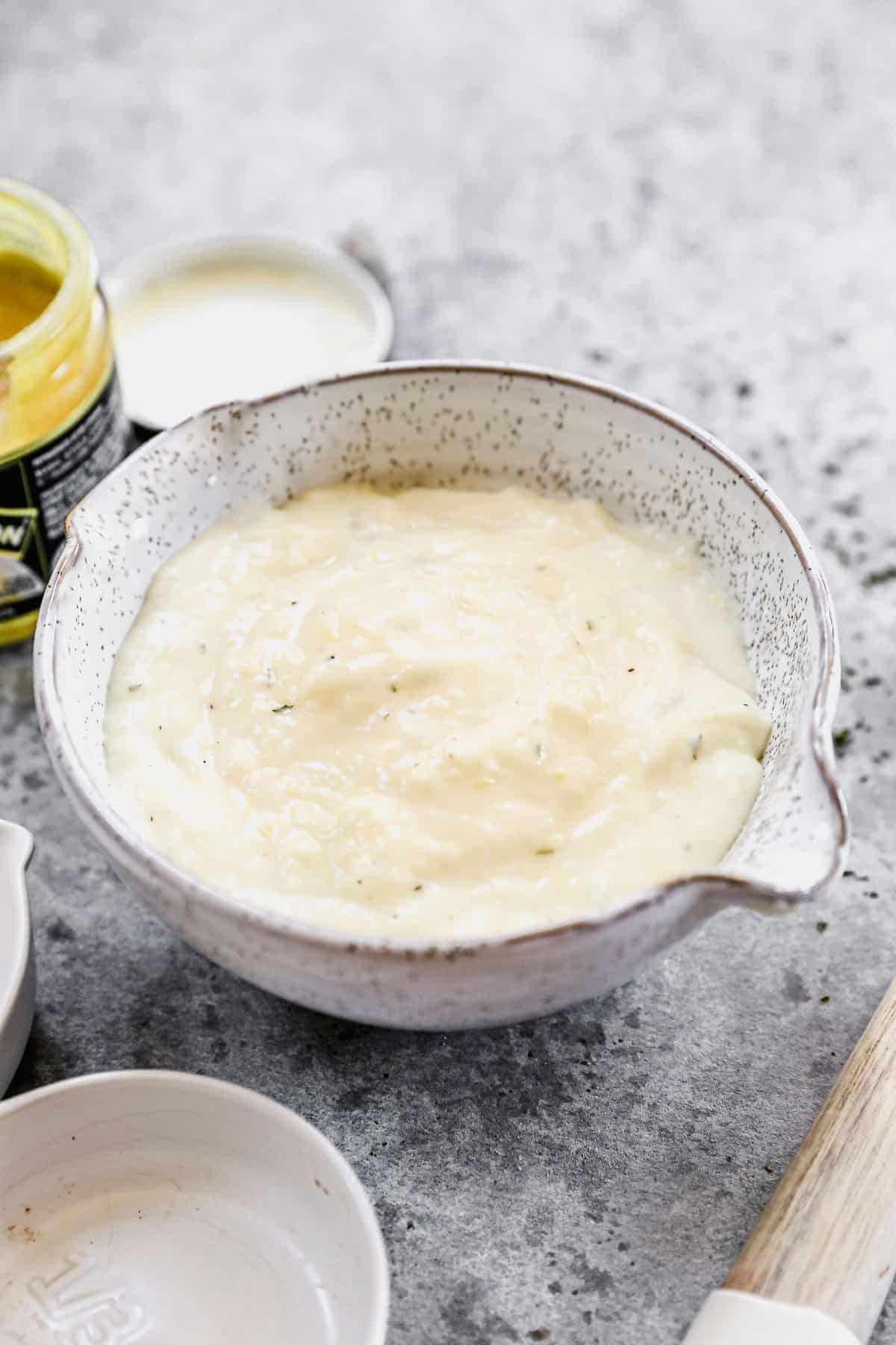 Semangkuk Cream of Chicken Soup Substitusi buatan sendiri siap digunakan dalam resep favorit Anda!