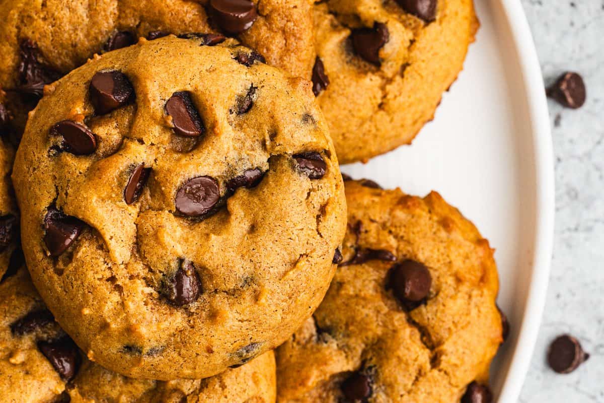 These EASY Pumpkin Dessert Recipes are flavorful, moist, and will be the highlight of your next party! Choose between pumpkin cookies, a pumpkin bread recipe, pumpkin muffins, pumpkin cake, or the BEST Pumpkin Pie recipe!