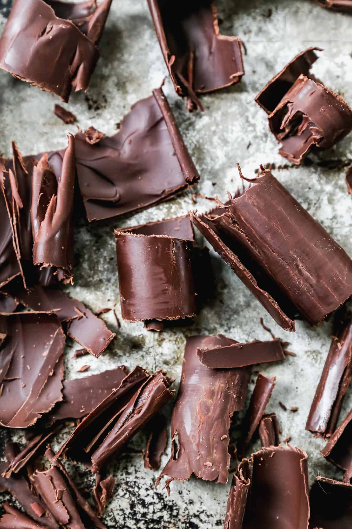 Un'immagine ravvicinata di riccioli di cioccolato su una teglia, pronta per andare su un dessert!