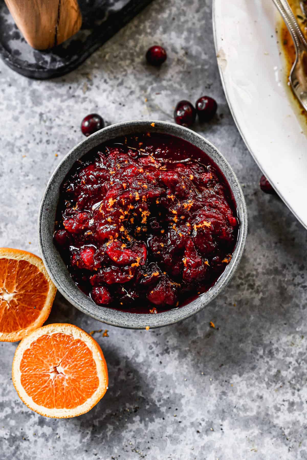 Semangkuk Saus Cranberry buatan sendiri, siap disajikan.