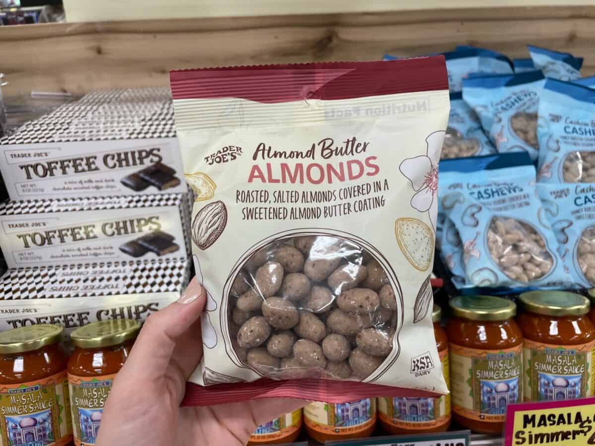 Gambar yang menunjukkan paket almond yang dilapisi mentega almond dari Trader Joes.