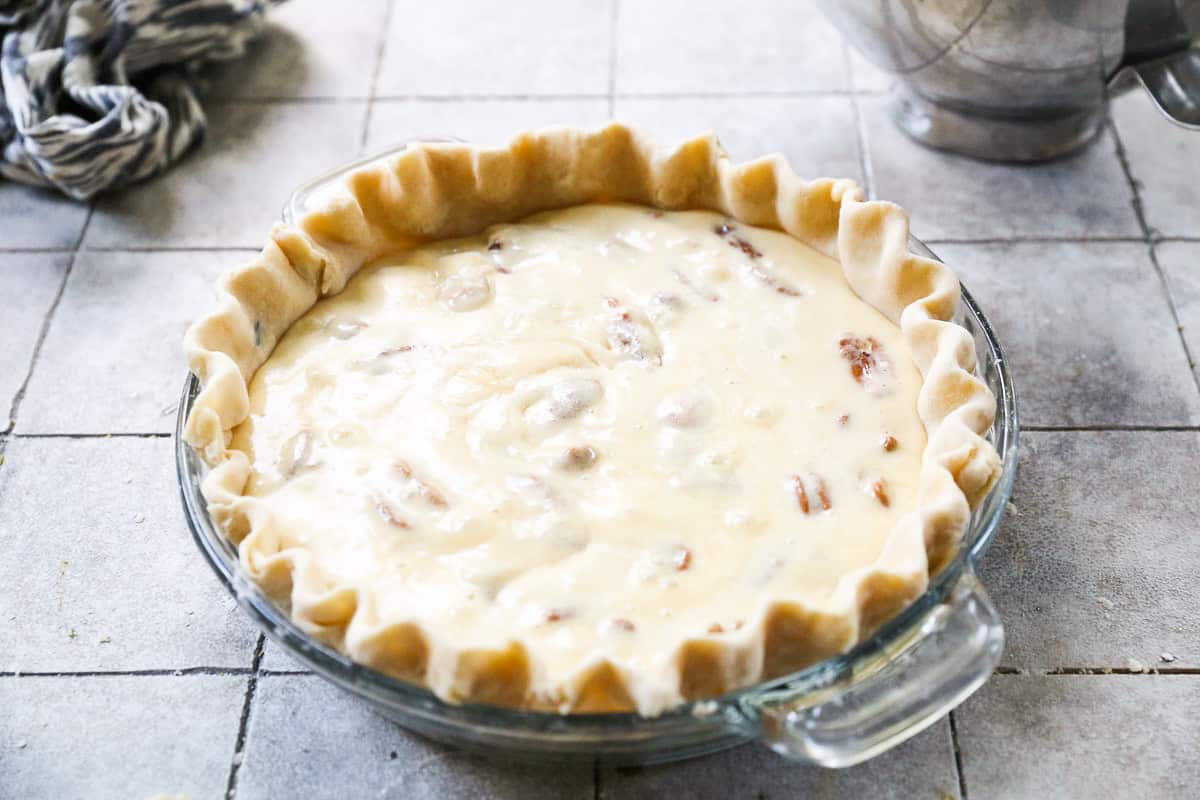 Pecan Pie buatan sendiri yang belum dipanggang siap untuk dimasukkan ke dalam oven.