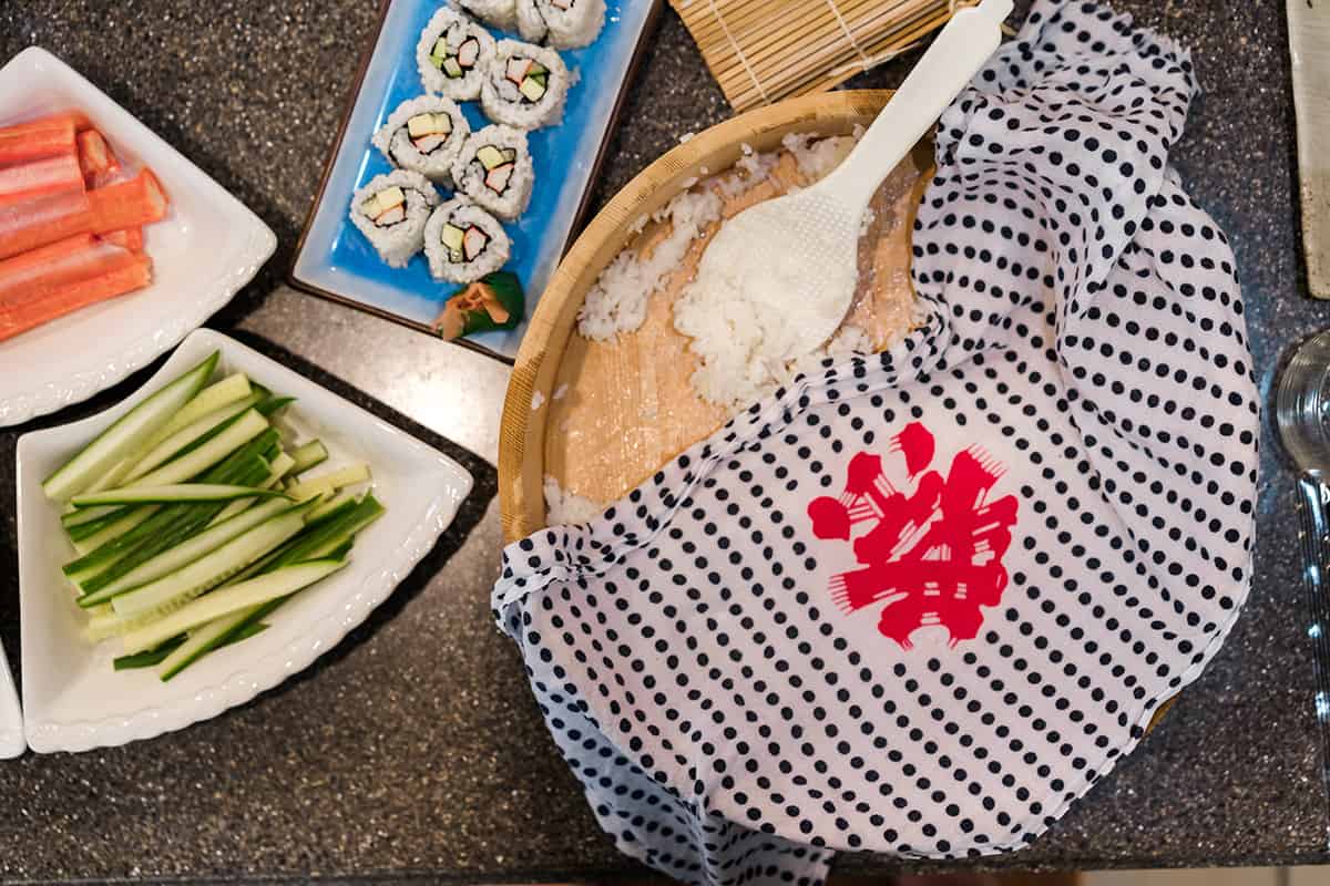 Nasi sushi siap digunakan untuk membuat sushi, ditutup dengan kain Jepang yang lembab.