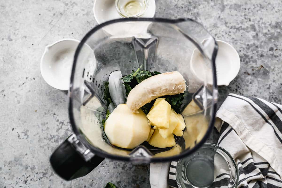 Semua bahan yang dibutuhkan untuk membuat smoothie hijau sehat dalam blender.