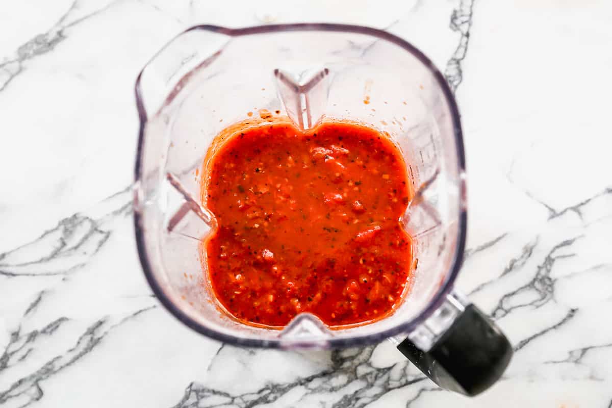 Saus tomat buatan sendiri dicampur dalam blender.