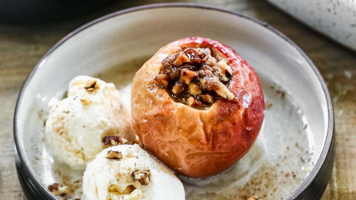 This easy Baked Apples recipe have all the flavor we love from Apple Pie, but much easier!