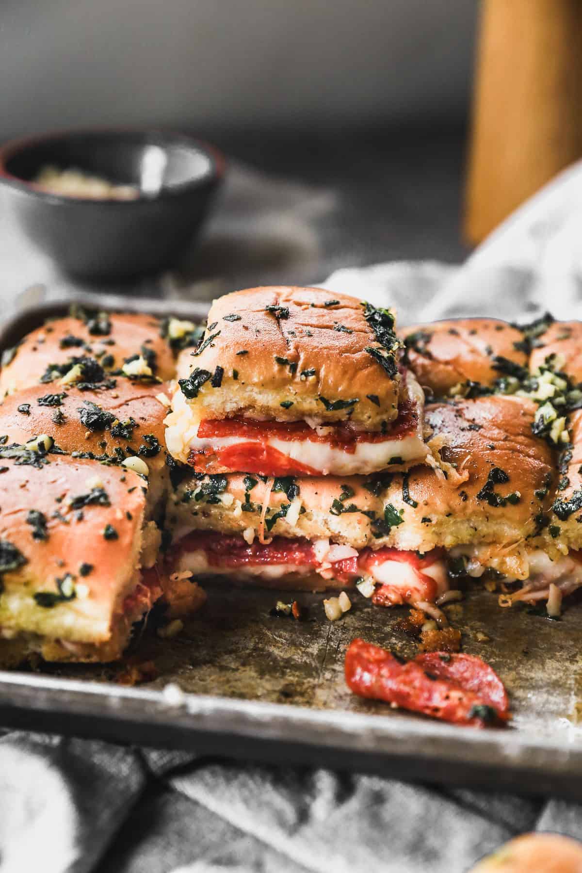 Cheesy, pull-apart pizza sliders with all your favorite pizza flavors- iideal for busy nights, lunchboxes, or casual dinners.