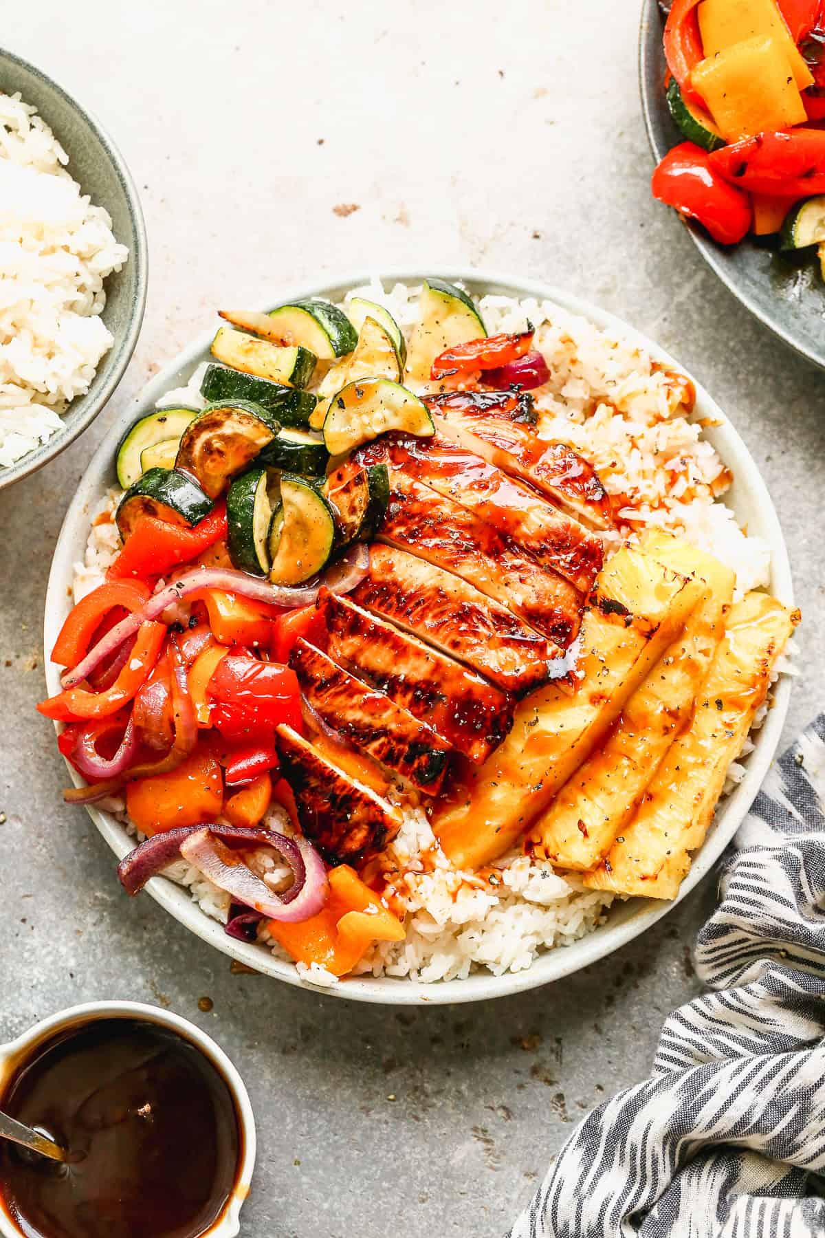 This Hawaiian Bowls recipe brings tropical flavor into a grilled chicken and rice bowl you’ll want often.