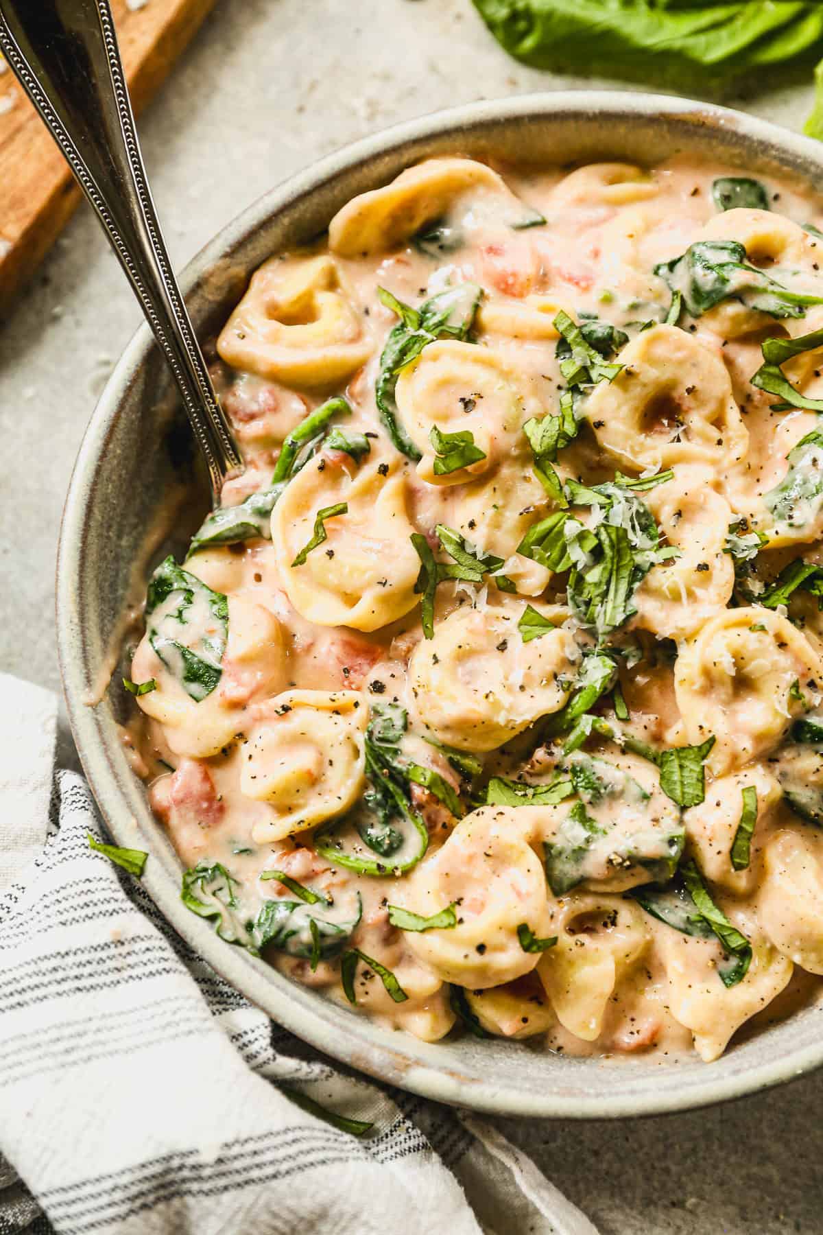 This creamy tomato tortellini recipe is ideal for cozy flavor‑packed weeknight dinners.