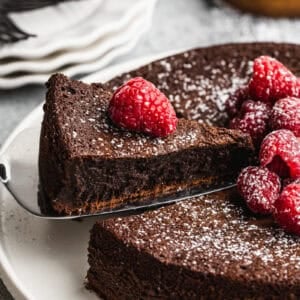 This flourless chocolate cake recipe brings deep chocolate flavor without flour, perfect for special occasions.