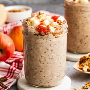 These Apple Cinnamon Overnight Oats are easy to prep in only 5 minutes and is the perfect breakfast for Fall!